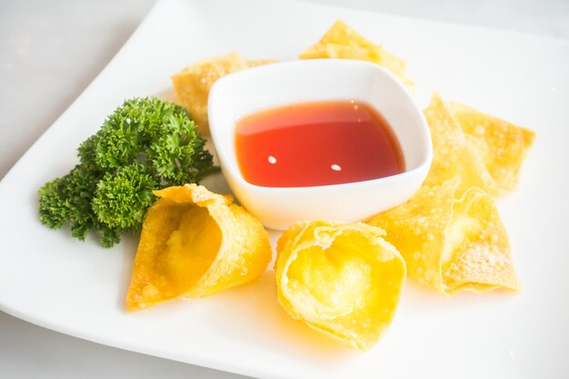 Photo gratuite wonton au fromage frit