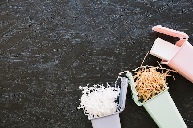 Photo gratuite woodshave et bouteille dans la poubelle miniature