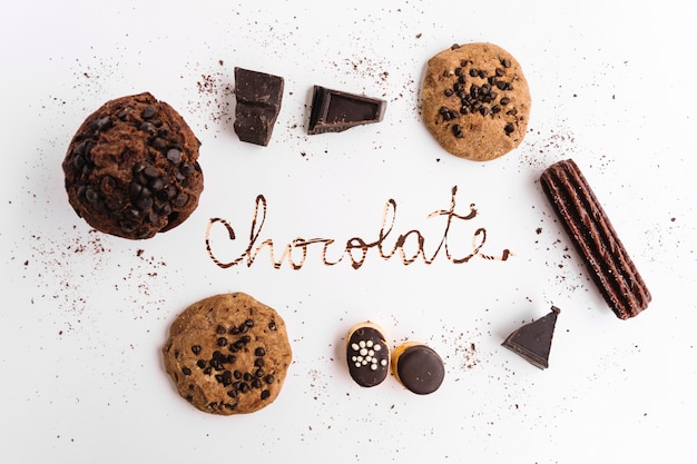 Photo gratuite word chocolat entre différents cookies