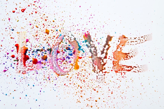 Word Love fait avec des gouttelettes d&#39;aquarelle