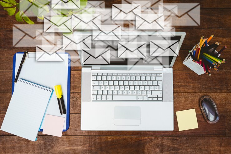 Photo gratuit workdesk avec des enveloppes et ordinateur portable