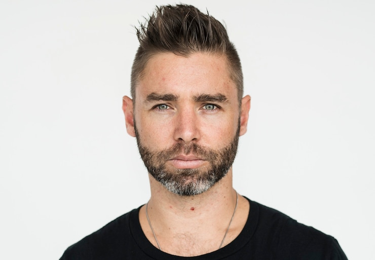 Photo gratuit worldface-british guy dans un fond blanc
