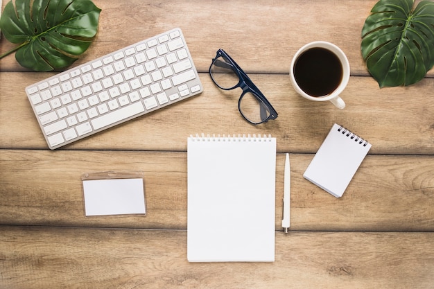 Worplace avec la tasse de clavier et cahier