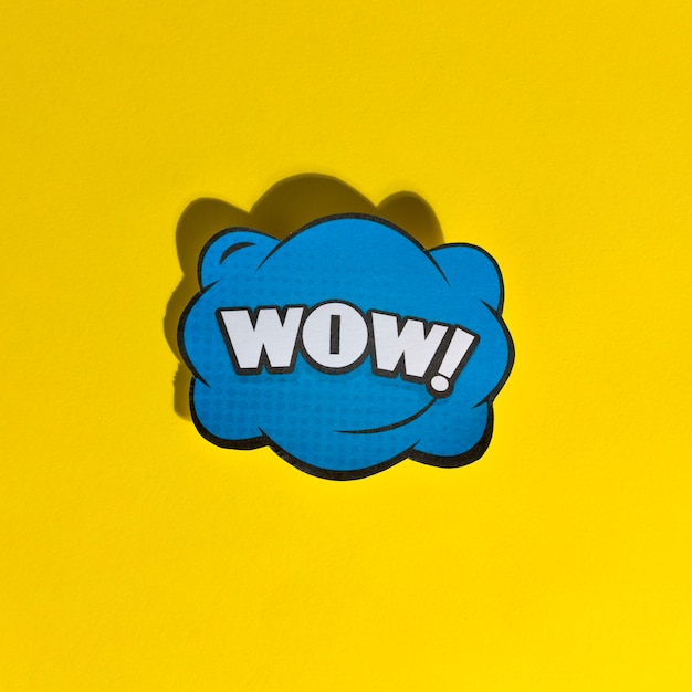 Photo gratuite wow illustration de vecteur rétro pop art mot sur fond jaune