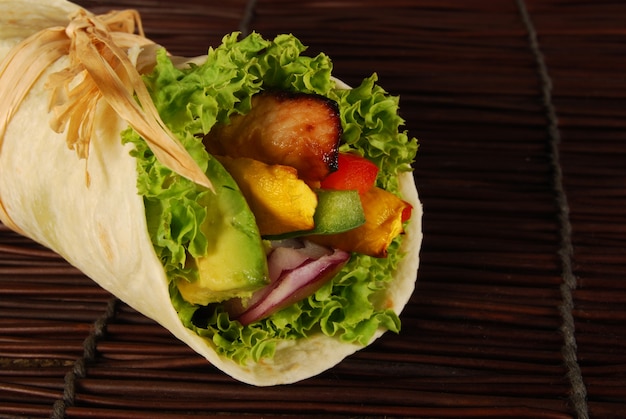 wrap de poulet sandwich sur mat en bois