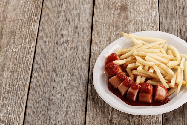 Wurst au curry avec sauce et frites