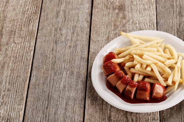 Wurst au curry avec sauce et frites