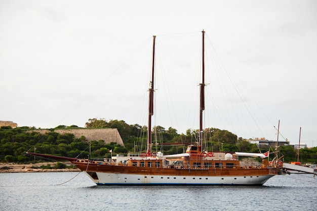 Yacht Contre L'île De Manoel. Malte