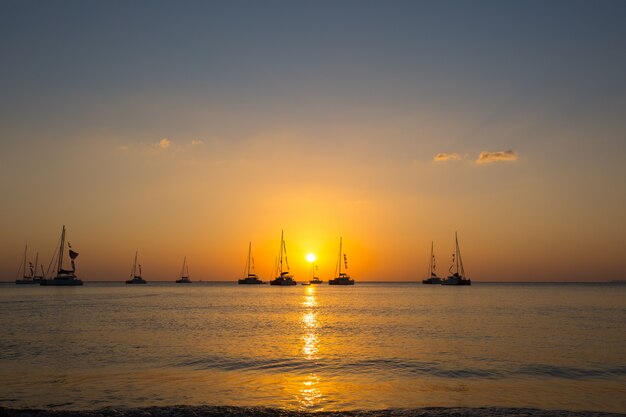 Yacht à la mer au coucher du soleil