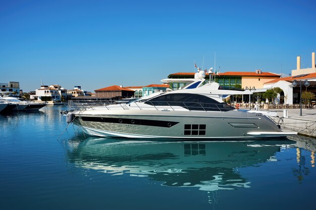 Yachts de luxe dans un port le soir