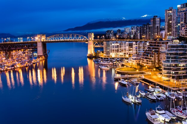 Yachts sur plan d'eau près de la ville