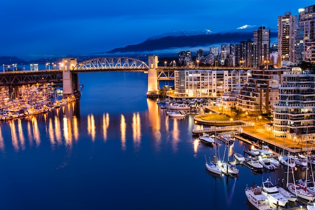 Yachts sur plan d'eau près de la ville