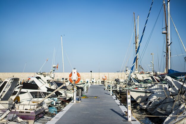 yachts privés dans le port