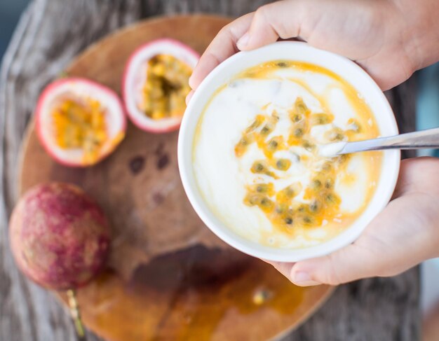 Yaourt aux fruits de la passion dans un bol blanc