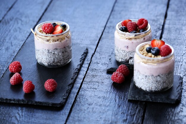 Photo gratuite yaourt aux graines de chia et baies dans des verres