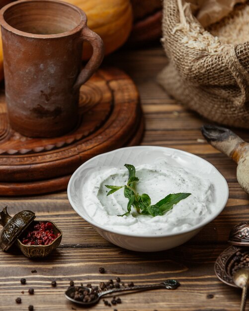 yaourt grec à la menthe sèche