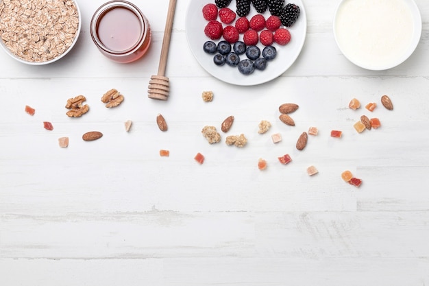 Yaourt plat avec fruits