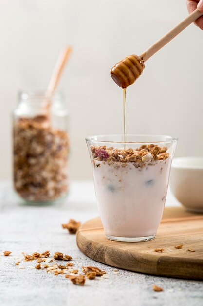 Yaourt vue de face avec granola et miel