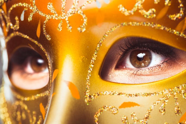 Photo gratuite yeux de femme au masque d'or