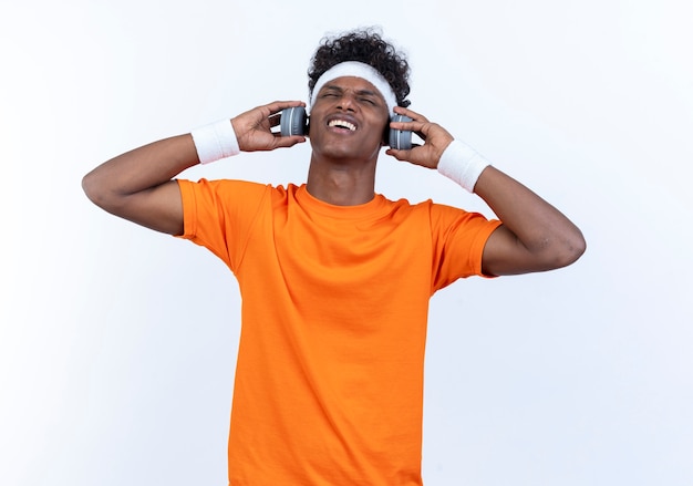 Avec les yeux fermés heureux jeune homme sportif portant un bandeau