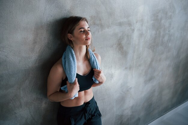 Les yeux fermés. Photo d'une superbe femme blonde dans la salle de sport pendant son week-end