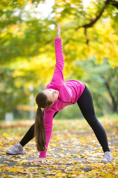 Yoga d&#39;automne: pose de trikonasana