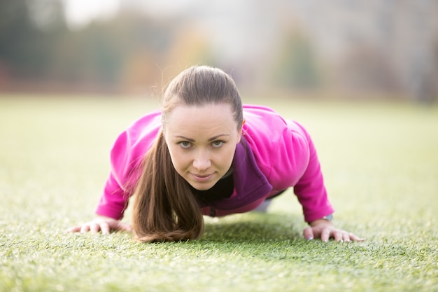 Yoga à l&#39;extérieur: pose de quatre membres