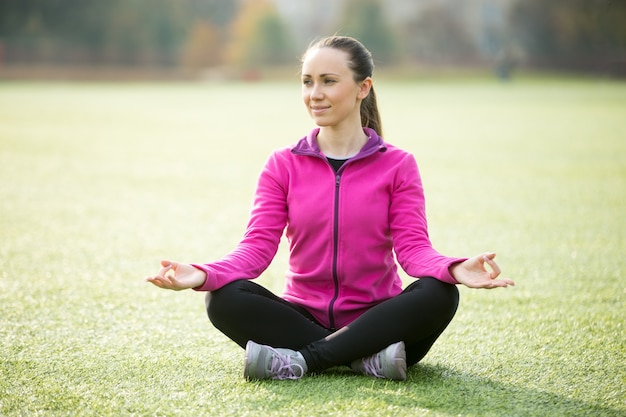 Yoga à l&#39;extérieur: pose de Sukhasana