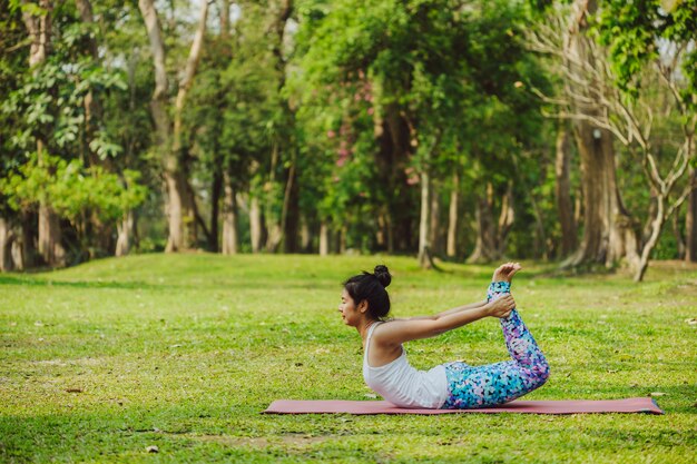 Yoga, flexibilité et arbres