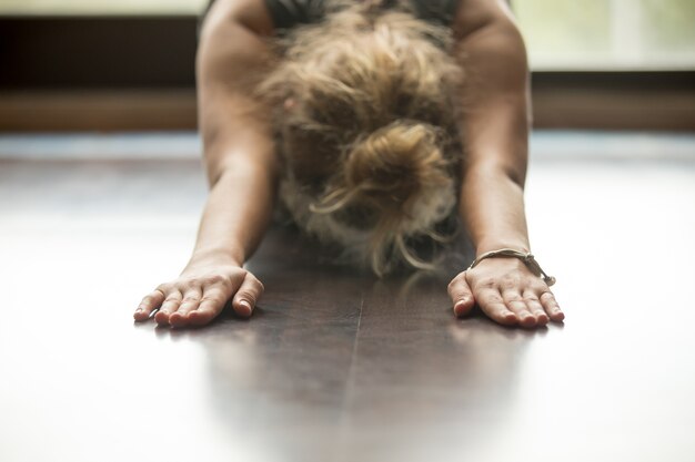 Yoga à la maison: pose d&#39;enfant