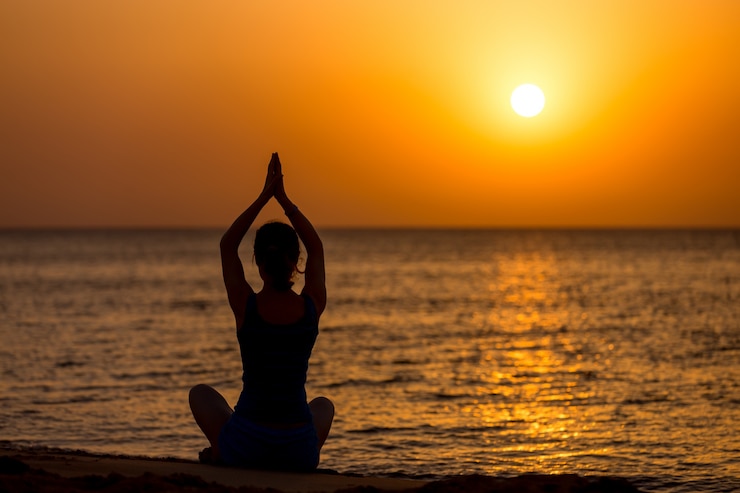 Photo gratuit yoga sur la plage
