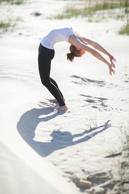 Photo gratuite yoga sur la plage