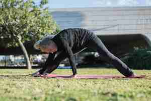 Photo gratuite yoga en plein air