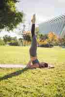 Photo gratuite yoga en plein air