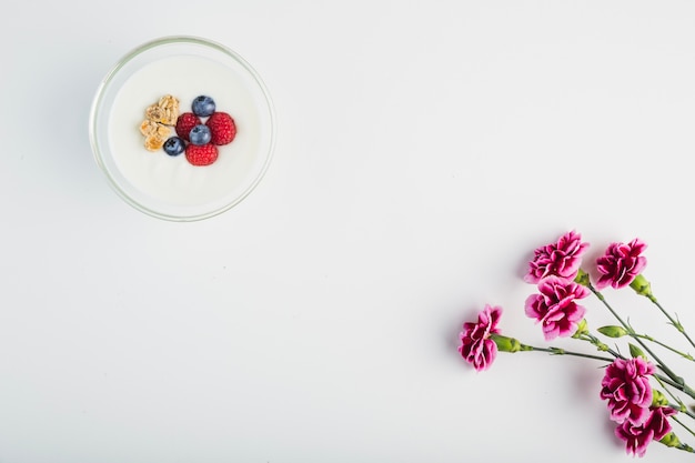 Photo gratuite yogourt près de fleurs