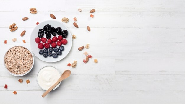 Yougurt avec fruits et copie-espace