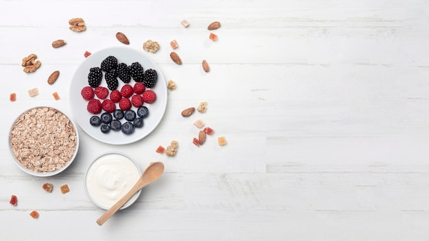 Yougurt avec fruits et copie-espace