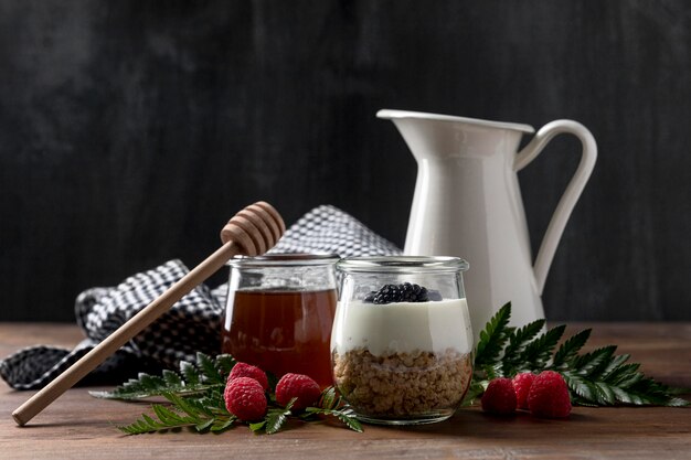 Yougurt avec granola et verre de fruits