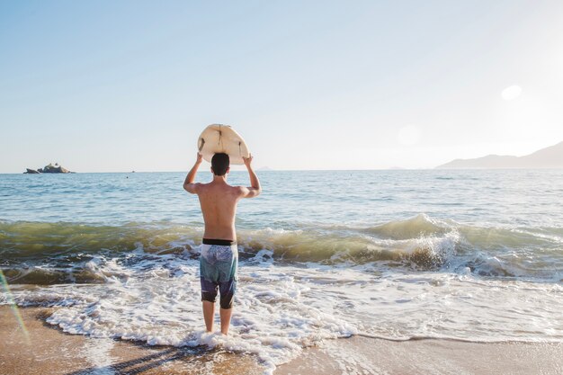 Young guy va surfer