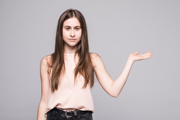 Younv femme à main vide, fond, shoot studio isolé sur blanc