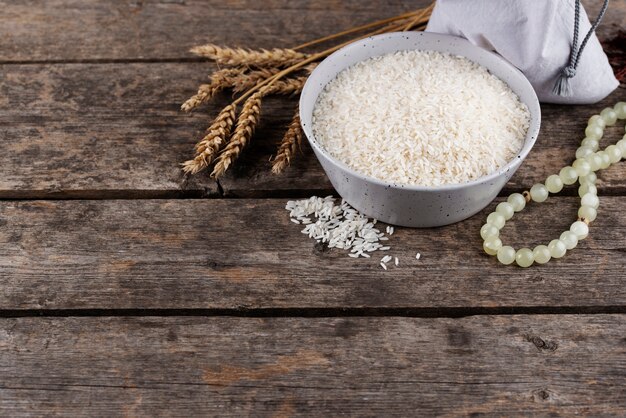 Zakat nature morte avec assortiment de riz et céréales