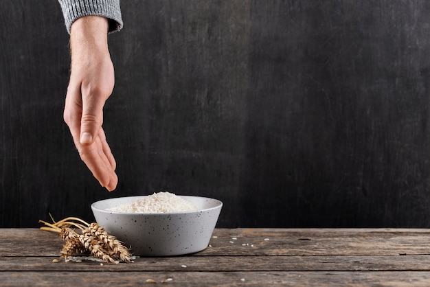 Photo gratuite zakat nature morte avec bol de riz et grains