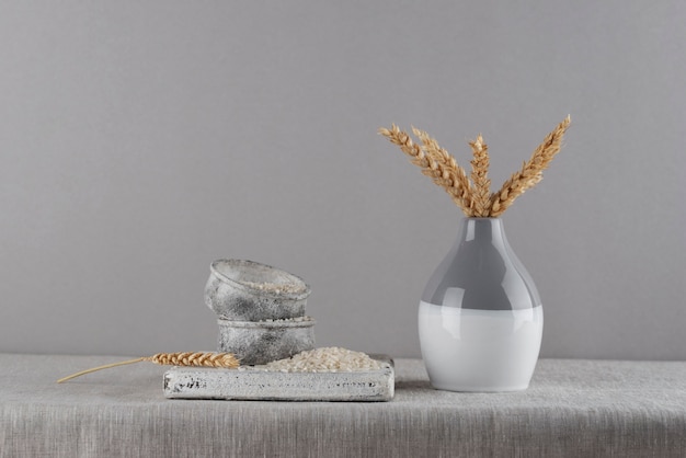 Photo gratuite zakat nature morte avec grains et riz