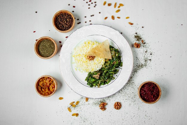 Ã Â ° zeri national sebzi pilaf avec de la viande et des herbes