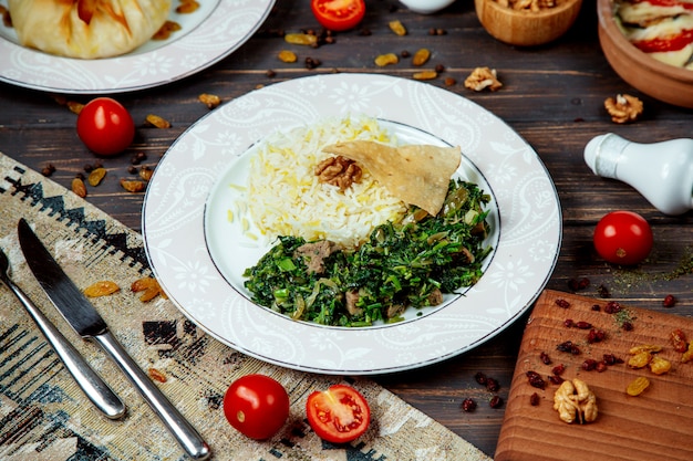 Ã Â ° zeri national sebzi pilaf avec de la viande et des herbes