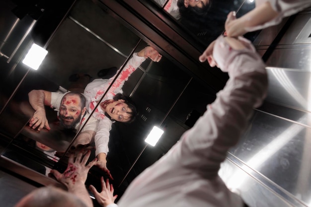 Photo gratuite des zombies d'horreur effrayants assis dans l'ascenseur et attaquant le bureau d'affaires pour manger du cerveau. des monstres effrayants terrifiants et abusifs rampant sur les murs et essayant de s'échapper, massacrant à mort le mal.
