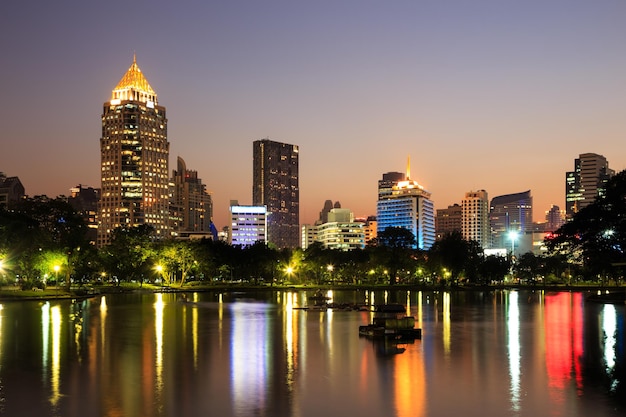 Zone d'affaires moderne au crépuscule à Bangkok en Thaïlande