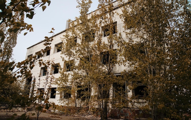 Zone d'exclusion de Tchernobyl avec les ruines de la zone abandonnée de la ville de pripyat de la ville fantôme de radioactivité