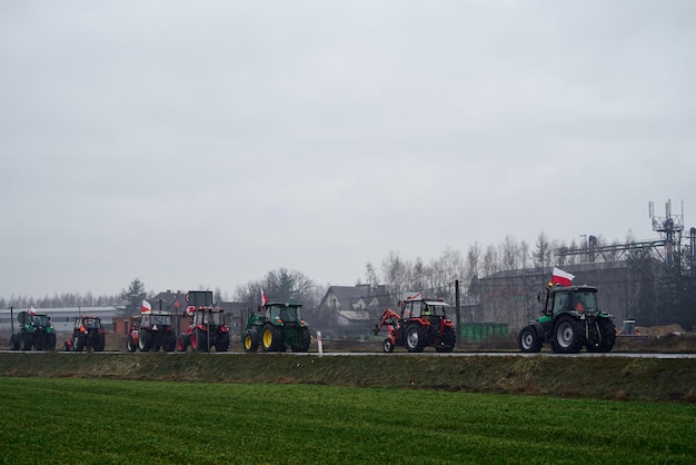 02092024 Pologne Katowice Les agriculteurs en Pologne utilisent leurs tracteurs pour bloquer les autoroutes et les frontières Ils veulent plus de soutien et de protection pour leur industrie La grève crée des embouteillages
