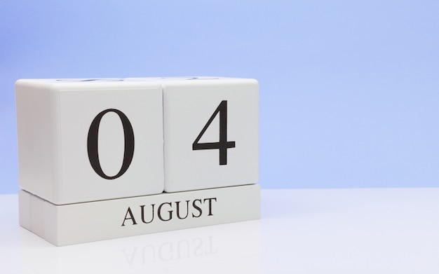 04 août. Jour 4 du mois, calendrier quotidien sur tableau blanc